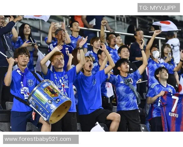 足球明星划船比赛精彩瞬间展现运动员风采与团队合作精神的完美结合